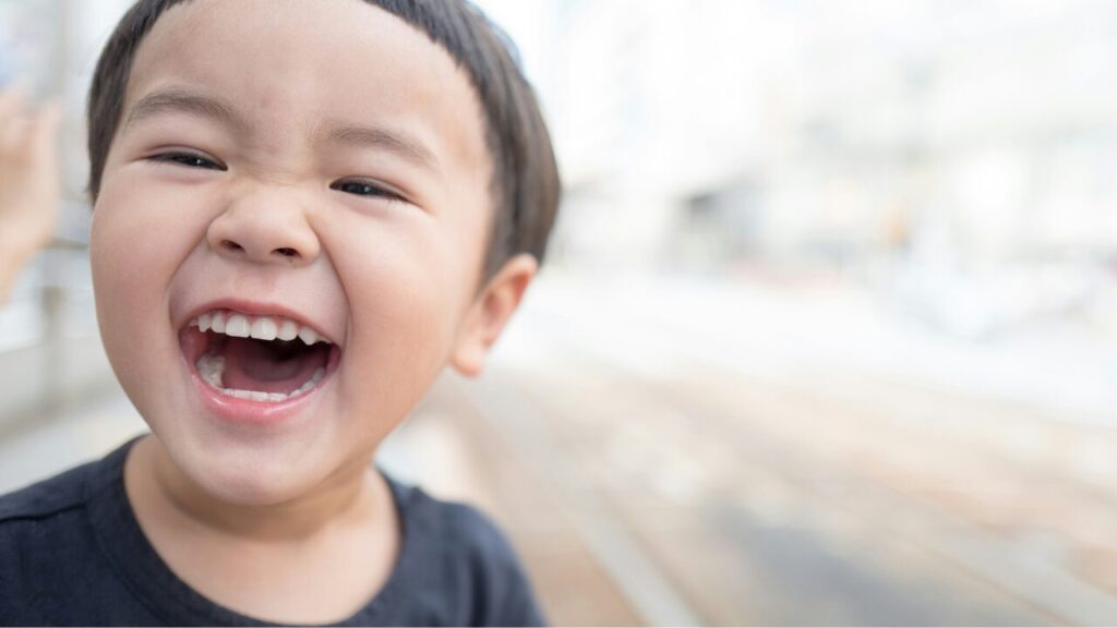 笑い方を変えたい人におすすめ！表情チェックと理想的な笑顔を作る方法